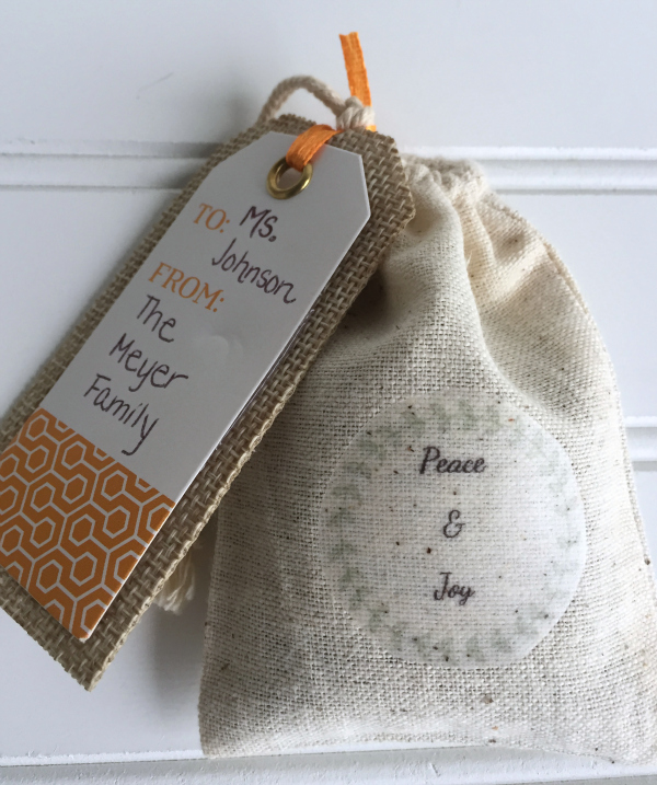 https://www.cleanandscentsible.com/wp-content/uploads/2015/11/DIY-Lavender-Sachets-5.jpg