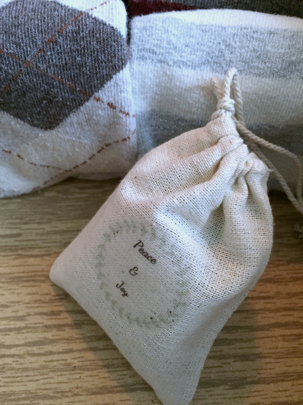 https://www.cleanandscentsible.com/wp-content/uploads/2015/11/DIY-Lavender-Sachets-8.jpg