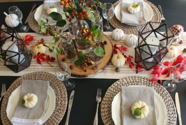 Beautiful Thanksgiving tablescape ideas. Very simple with lots of natural elements.