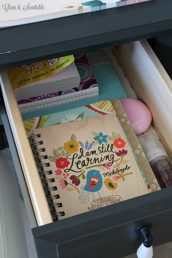 I love these simple organization ideas to keep your desk neat and organized!