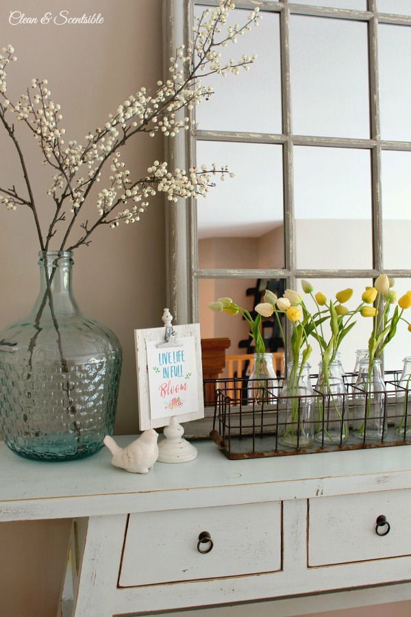 Beautiful spring vignette and cute free spring printable. This would work for summer decorating too!