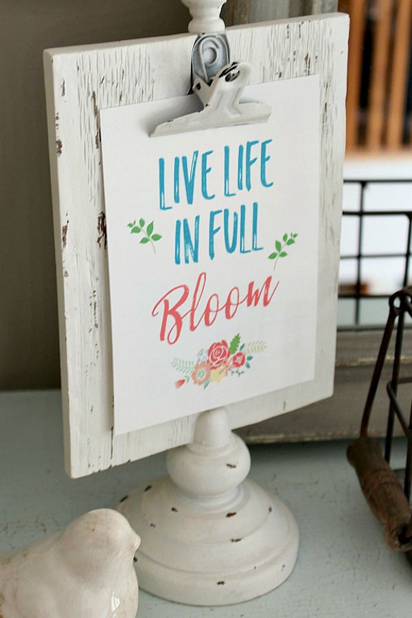 Beautiful spring vignette and cute free spring printable. This would work for summer decorating too!