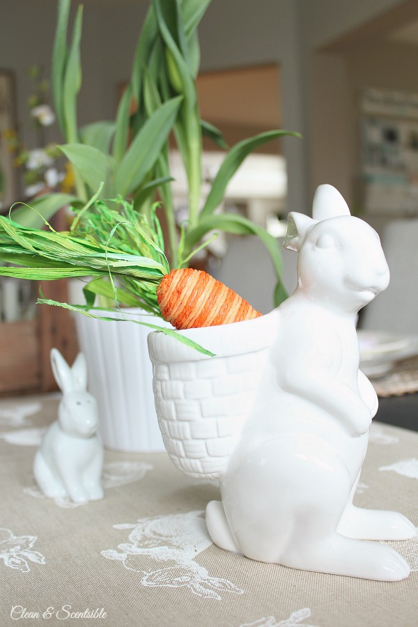 Simple and pretty Spring and Easter tablescape ideas!