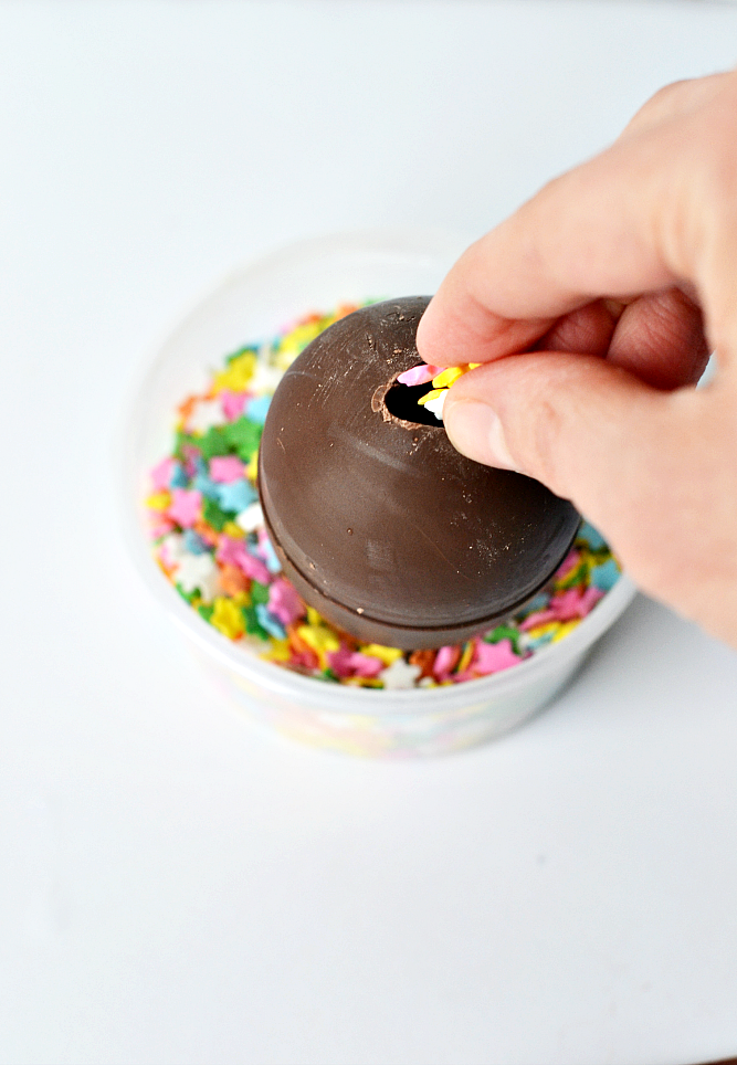 These chocolate confetti Easter eggs are such as fun Easter treat! Fill with a note, sprinkles or little chocolates!