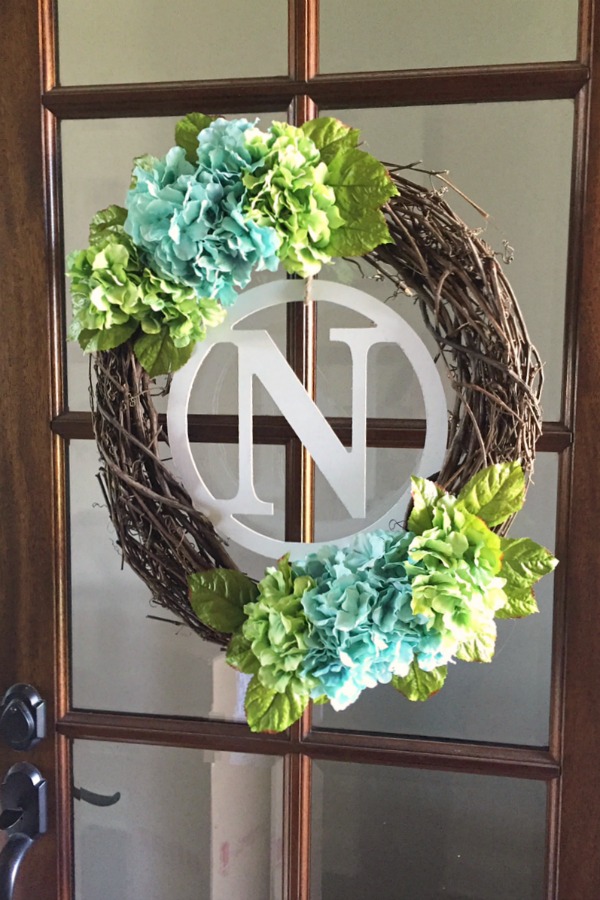 Beautiful DIY spring wreath. I love the hydrangeas!