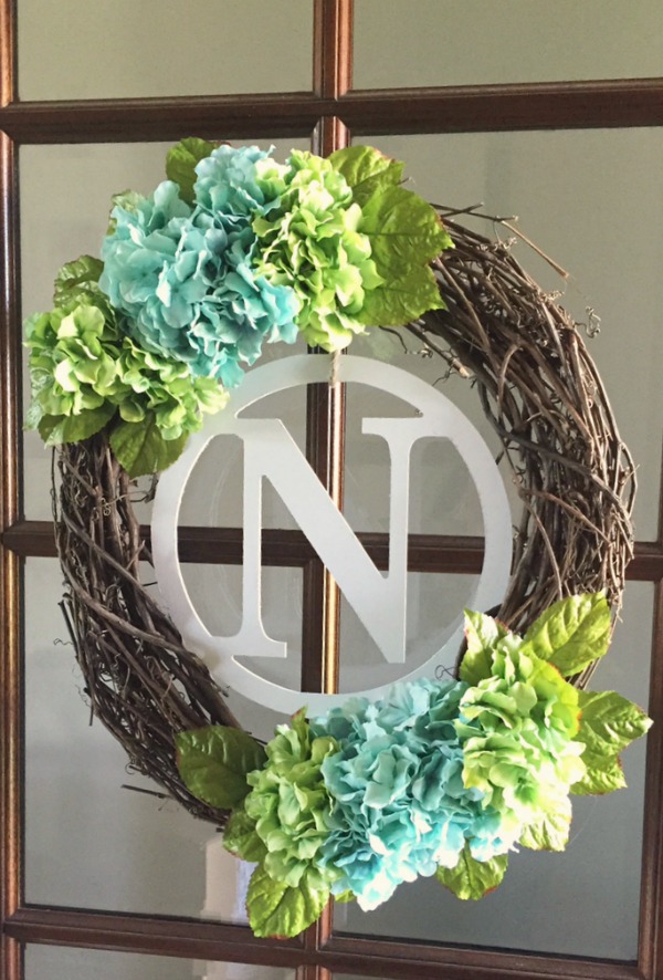 Beautiful DIY spring wreath. I love the hydrangeas!