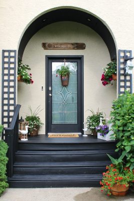 Simple summer decorating ideas for your front porch or patio. Beautiful!