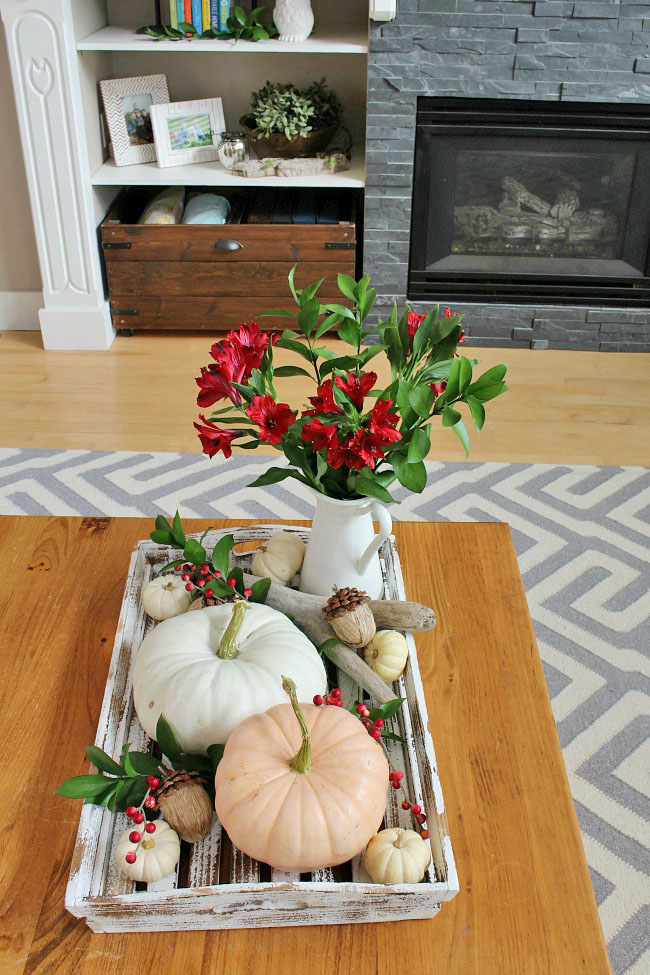 Cozy fall home tour with traditional fall colors and a farmhouse style touch.
