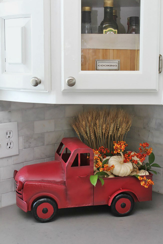 Cozy fall home tour with traditional fall colors and a farmhouse style touch. Beautiful ideas for fall decorating in the kitchen.