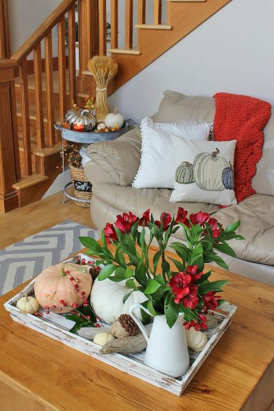 Cozy fall home tour with traditional fall colors and a farmhouse style touch.