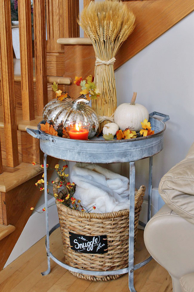 Cozy fall home tour with traditional fall colors and a farmhouse style touch.