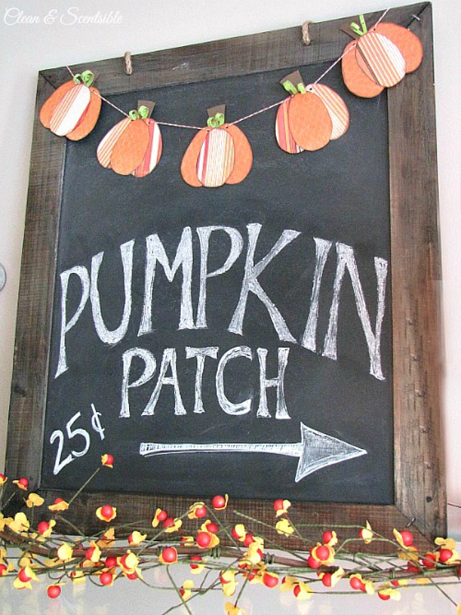Cute fall chalkboard with mini-pumpkin bunting.