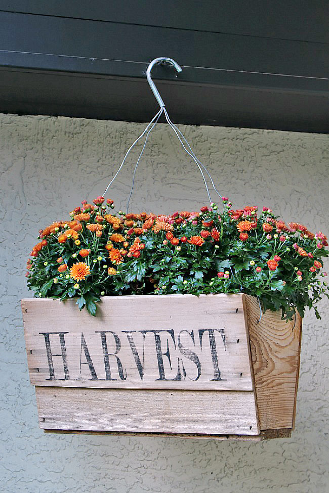 Beautiful fall porch decorating ideas using natural elements. Love all of the pumpkins!