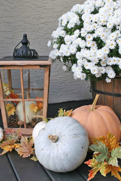 Beautiful fall porch decorating ideas using natural elements. Love all of the pumpkins!