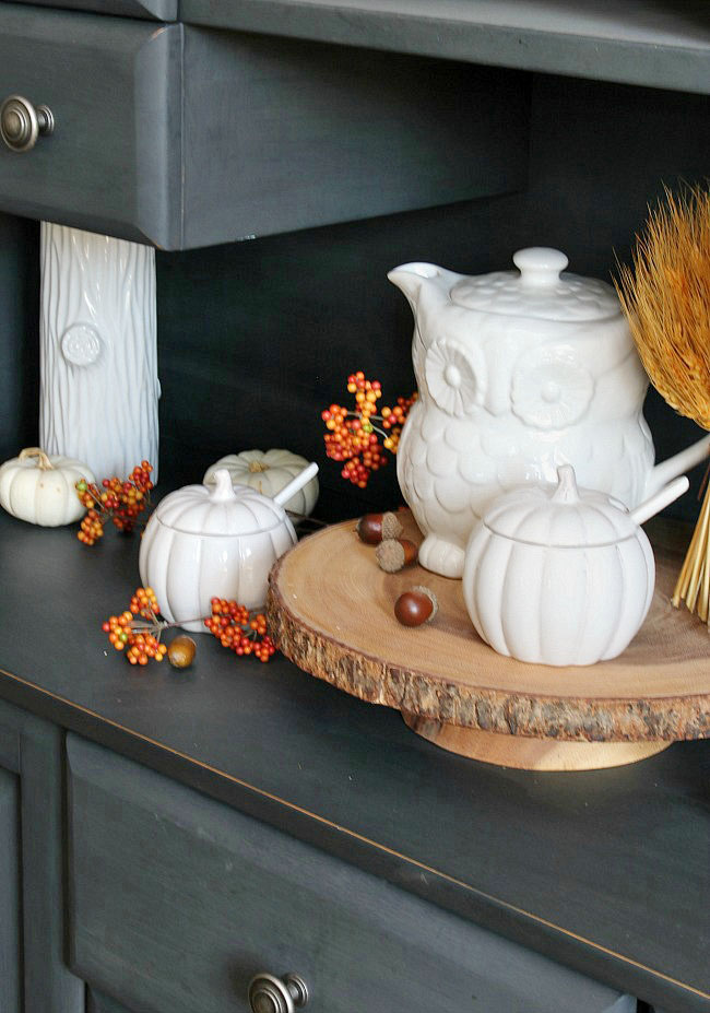 Lots of simple and inexpensive ideas to help you decorate your home for fall. Love these!