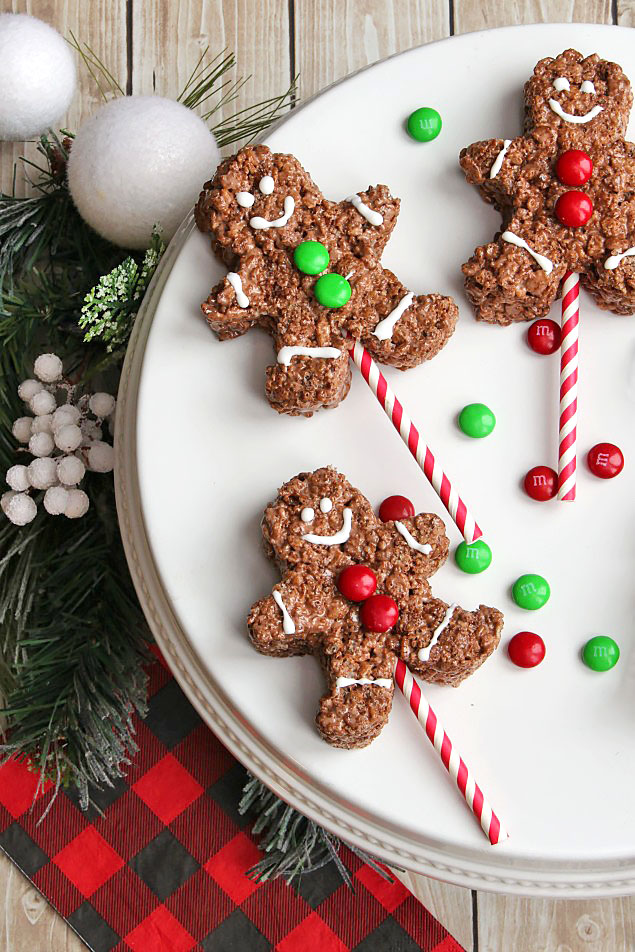 Chocolate Rice Krispie Gingerbread Pops. These are SO cute and super easy to make. Such a fun Christmas treat perfect for parties or class treats.