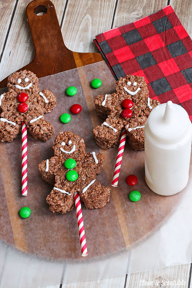 Chocolate Rice Krispie Gingerbread Pops. These are SO cute and super easy to make. Such a fun Christmas treat perfect for parties or class treats.