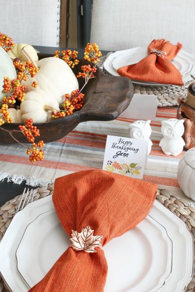 Thanksgiving Tablescape ideas and free printable Thanksgiving place cards. Such an easy way to add a personal touch to your Thanksgiving table!