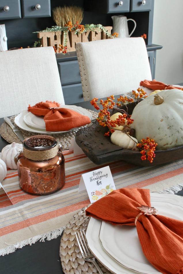 Thanksgiving Tablescape ideas and free printable Thanksgiving place cards. Such an easy way to add a personal touch to your Thanksgiving table!