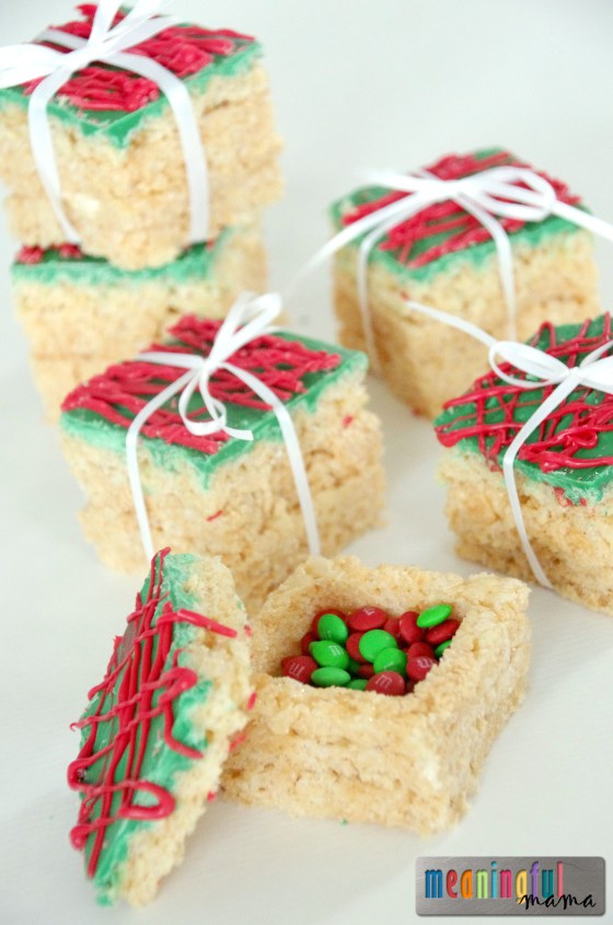 Rice Krispie Presents.Quick, cute and easy Christmas Rice Krispie treats! Fun for class treats, Christmas parties or fun dessert ideas!