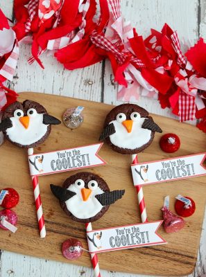 Quick and easy 2 bite brownie penguin Valentine's Day treats. Free printables included.