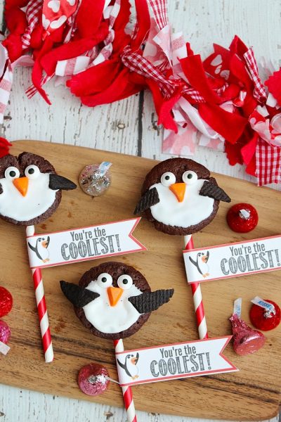 Quick and easy 2 bite brownie penguin Valentine's Day treats. Free printables included.