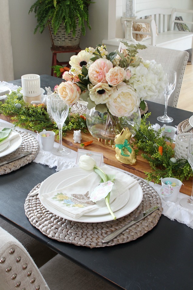 Spring Home Tour. Beautiful Easter and spring decorating ideas for the dining room with free Easter printables.