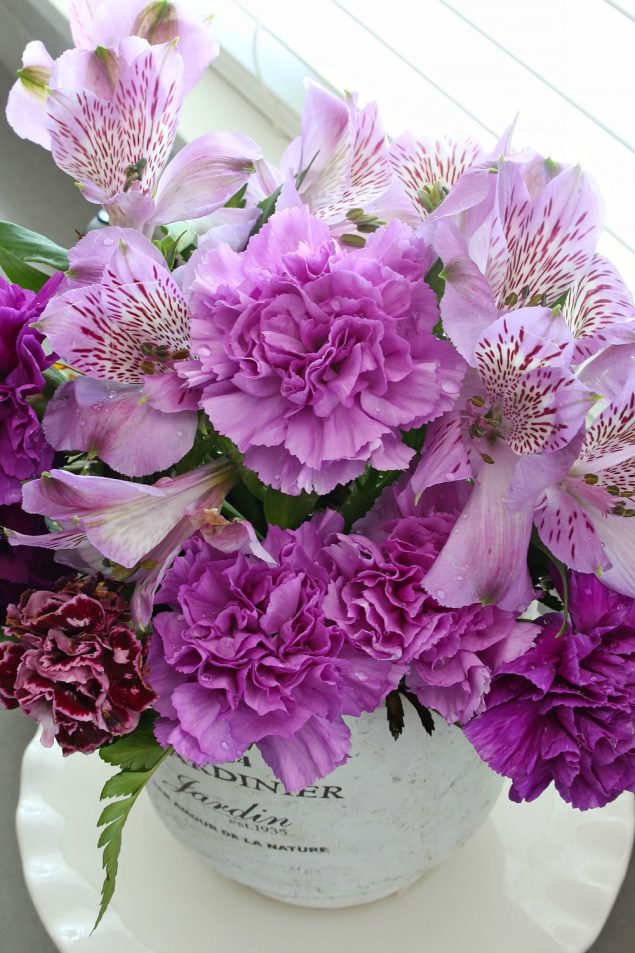 How to make fresh flowers last longer. Simple tips and tricks to make your fresh flowers look their best! Love this gorgeous purple flower arrangement.