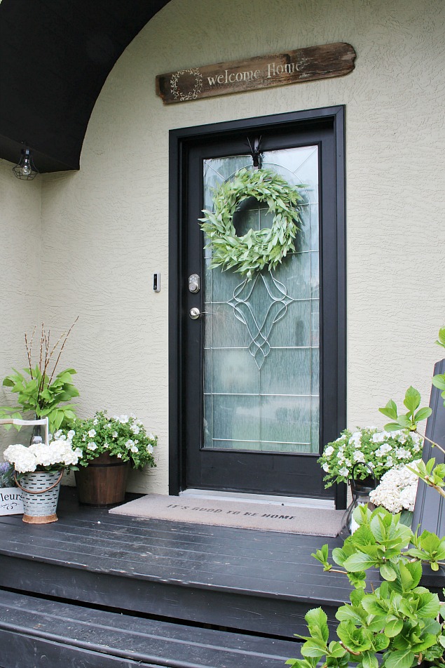 Simple ways to increase the curb appeal of your home. Add it in as part of your regular spring cleaning!