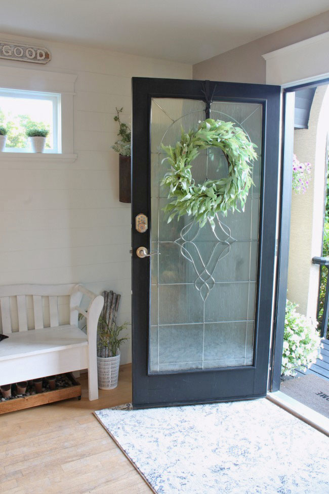 Beautiful and simple ideas to decorate your front entry way for summer. Easy summer decorating tips!