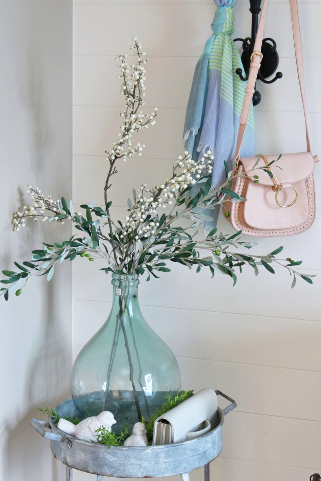 Beautiful and simple ideas to decorate your front entry way for summer. Easy summer decorating tips!
