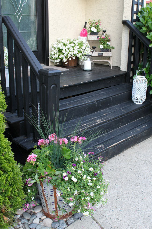 Beautiful summer front porch decorating ideas. Easy ways to boost your curb appeal.