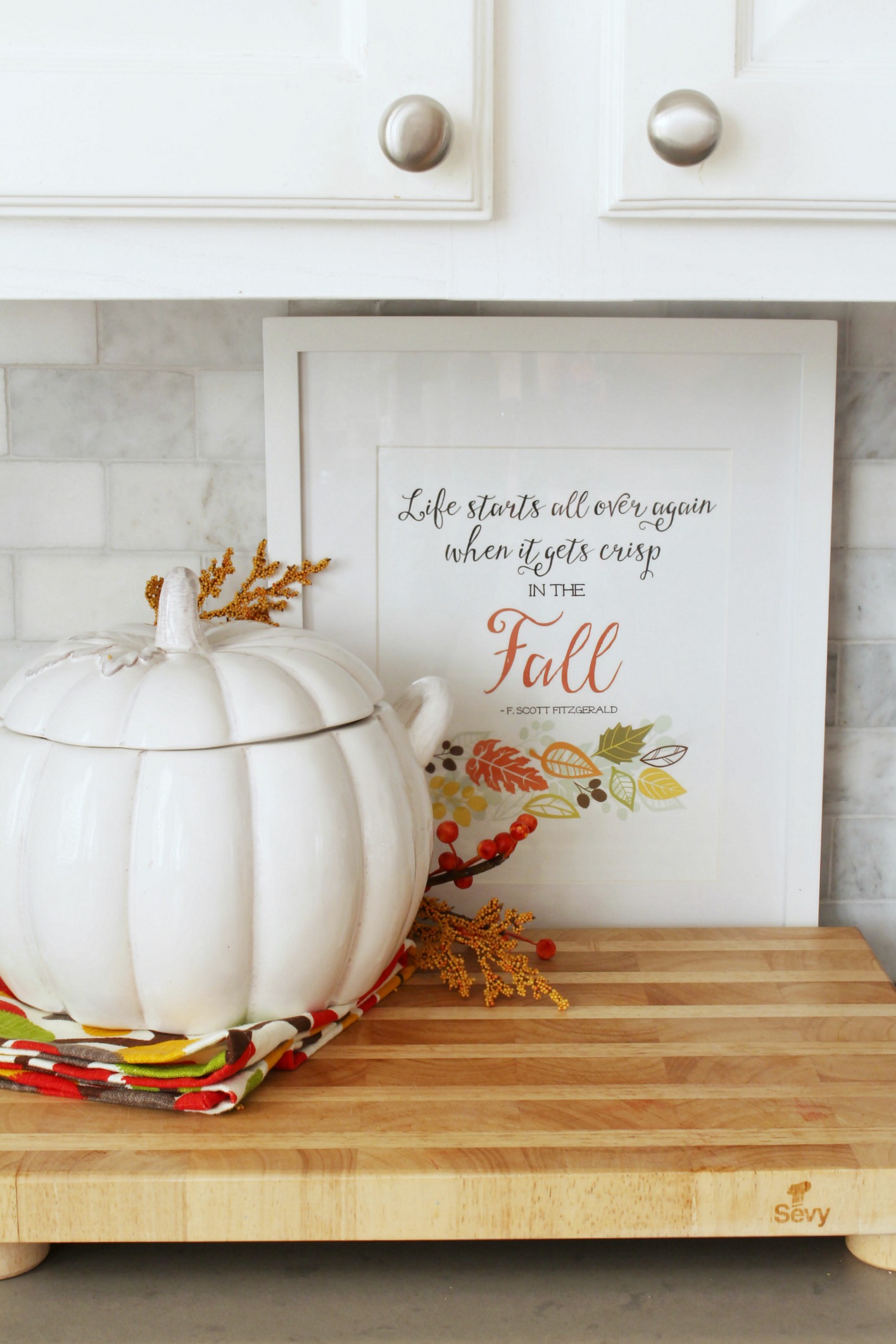 Easy fall kitchen decorating ideas. Simple ways to add some fall to your kitchen decor! 