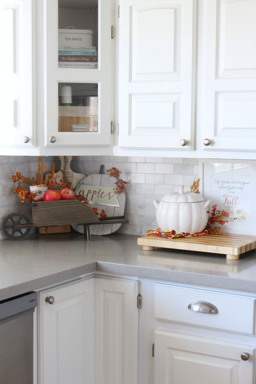Kitchen fall decor ideas. Join in this fall home tour for tons of fall decor inspiration!