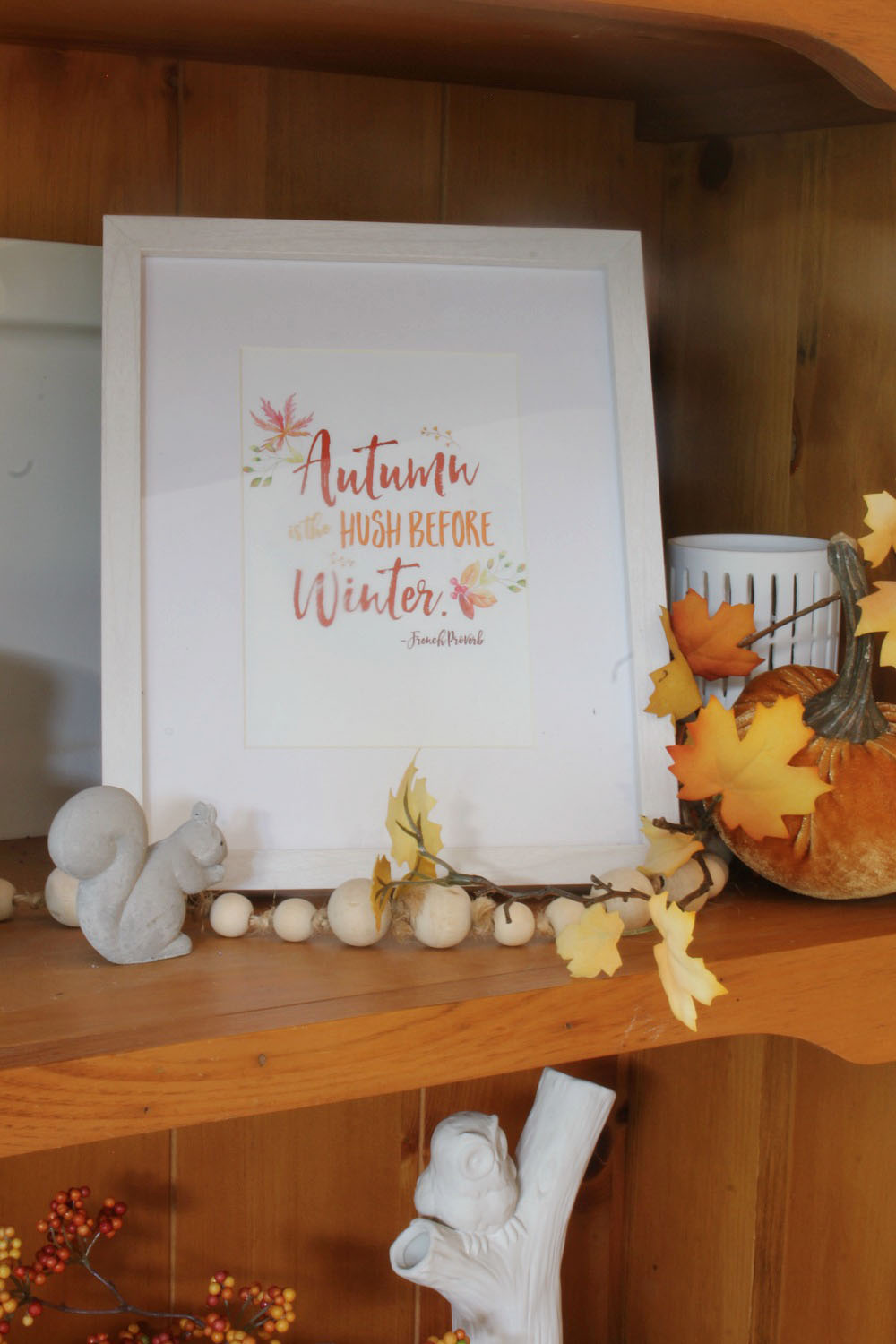 Beautiful collection of free fall printables and fall decor ideas.