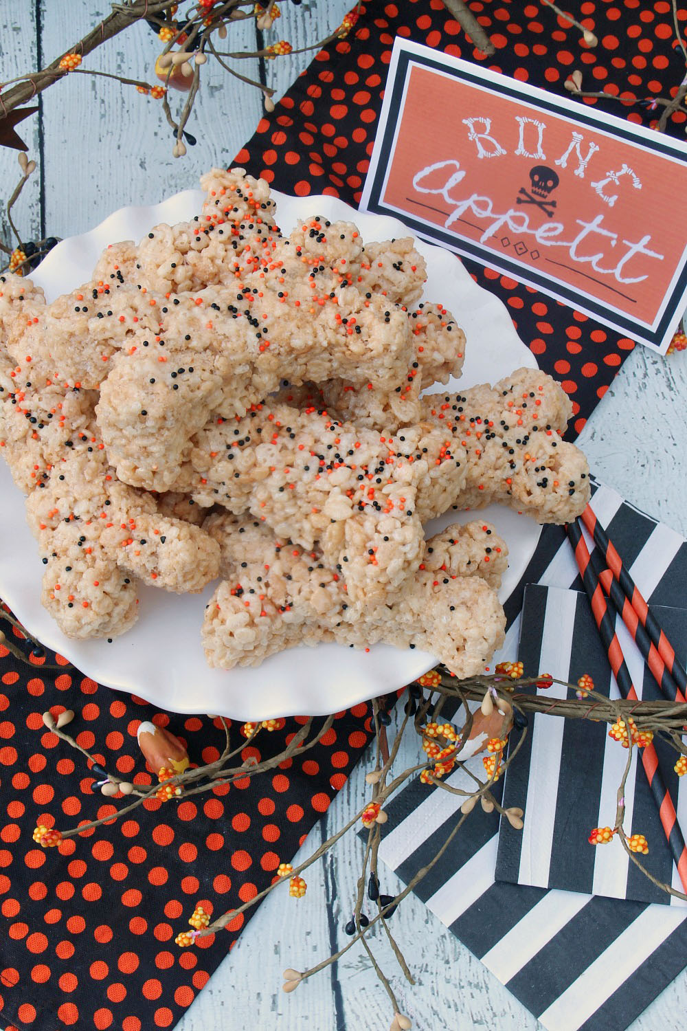 Halloween Bones Rice Krispie Treats. These would be so cute for Halloween parties or Halloween class treats! Free printable too!