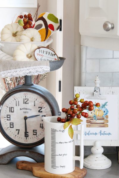 Cute fall decor ideas for the kitchen and dining room.