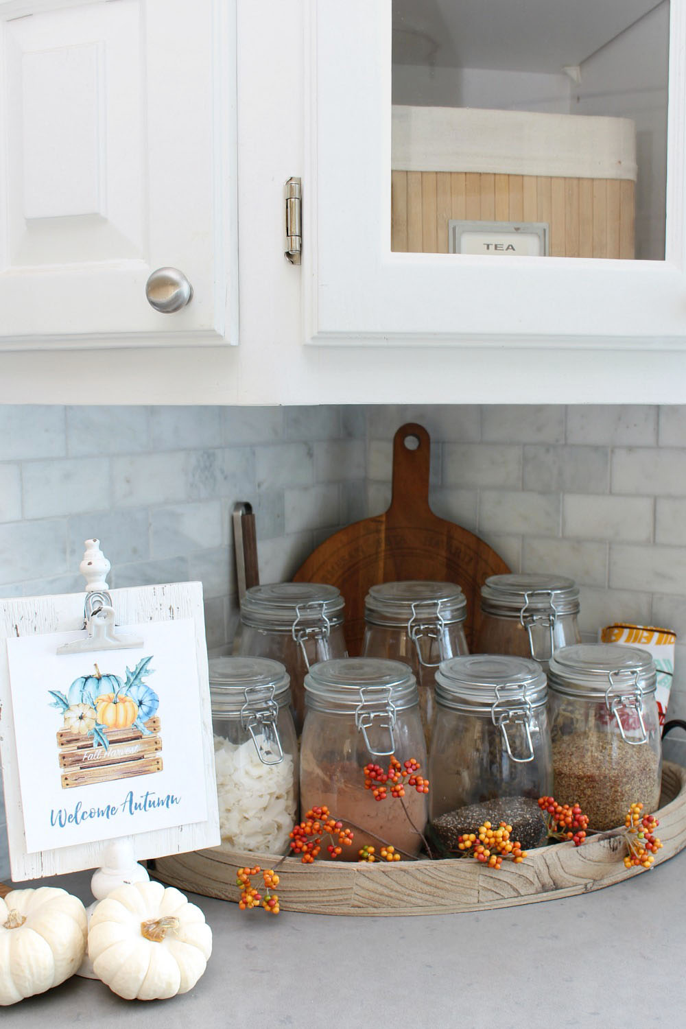 Cute fall decor ideas for the kitchen and dining room.