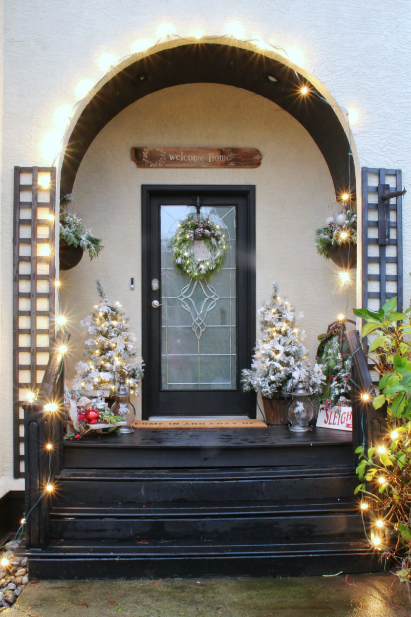 Winter wonderland Christmas Front Porch. Beautiful ideas to help you decorate your front porch for Christmas.