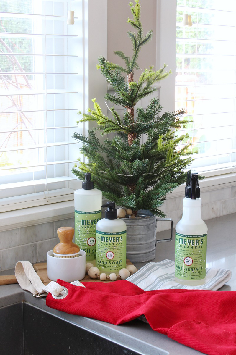 Easy ways to make your home smell like Christmas. {And a free Mrs. Meyers Christmas gift set offer!}