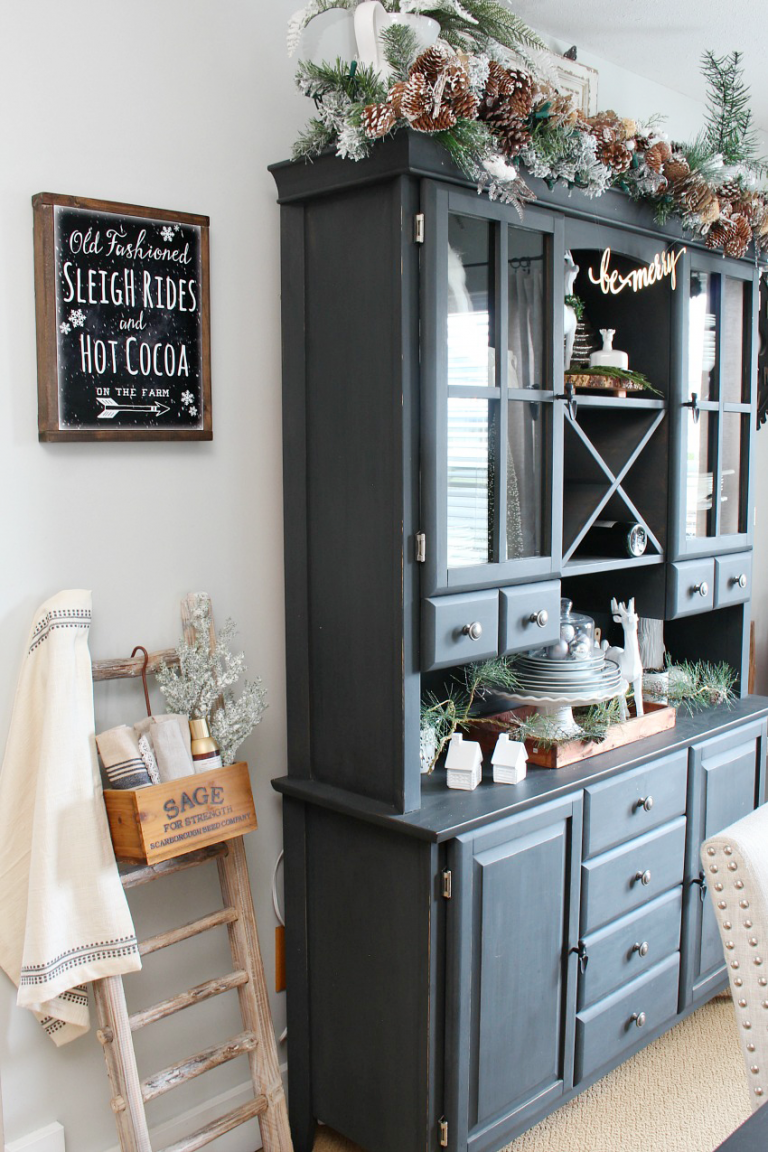 Farmhouse Dining Room Christmas Decorations - Clean and Scentsible