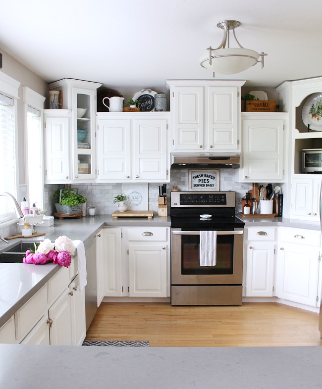 Idées de décoration de cuisine d'été. Cuisine de ferme blanche décorée pour l'été.