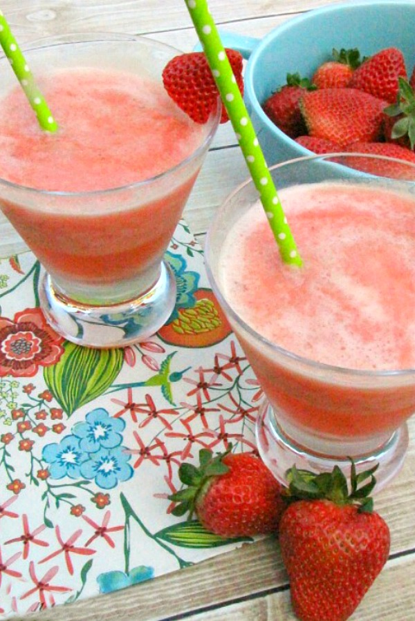Frozen sparklings strawberry slush in cocktail glasses.