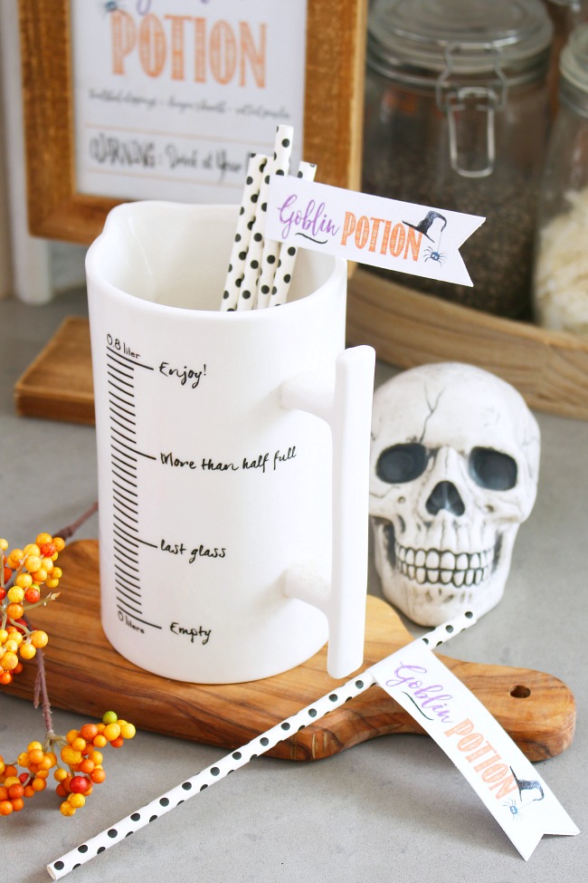 Free printable Golin straw toppers attached to black and white straws.