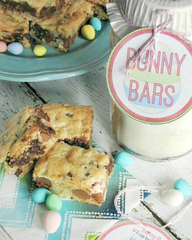 Mini-egg Easter blondies with free Easter printables to create the tag and recipe card. Cute Easter gift idea!