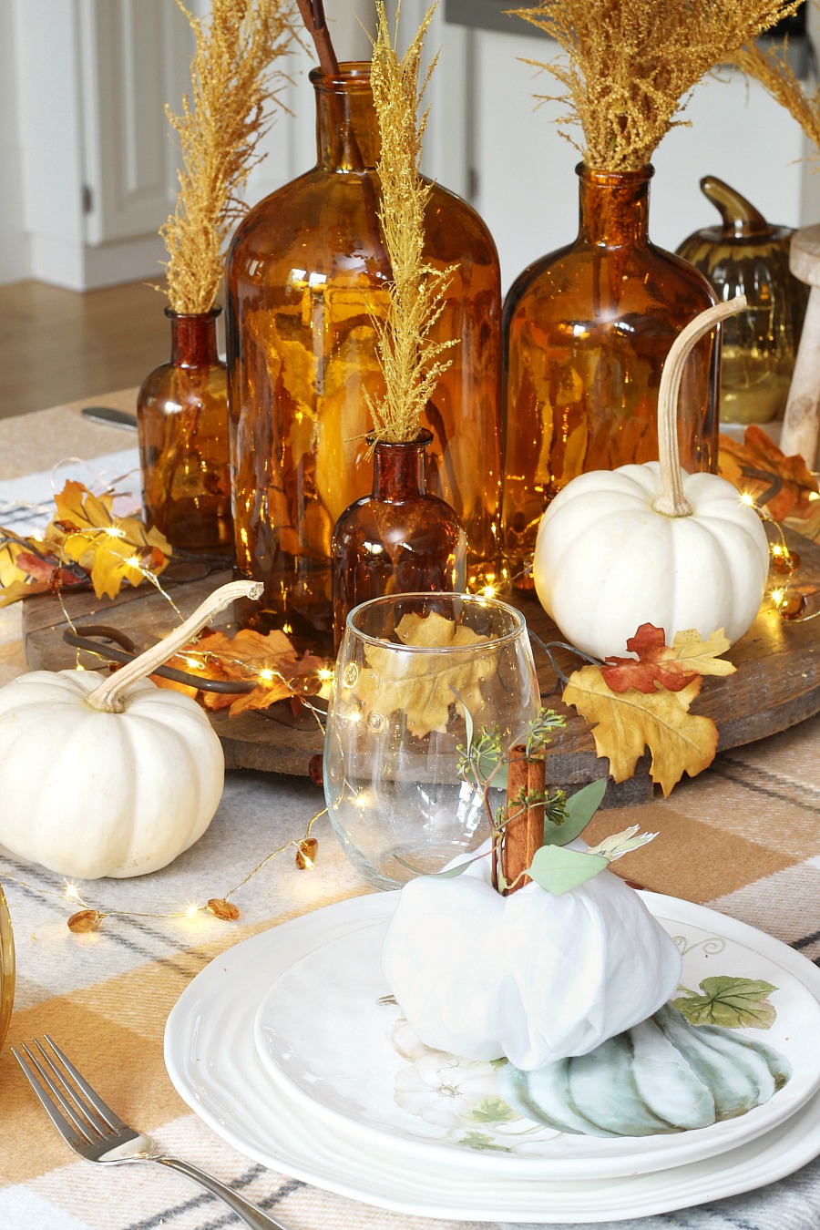 Thanksgiving place settings and tablescape using a napkin fold pumpkins.