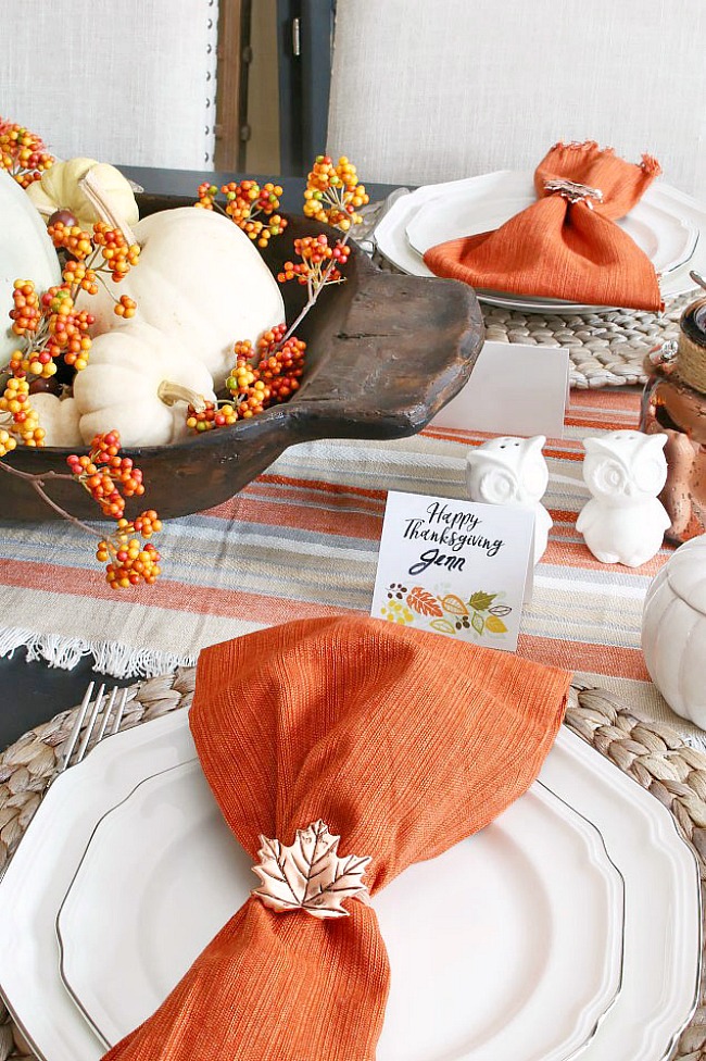 Thanksgiving place setting with free printable Thanksgiving name tags.