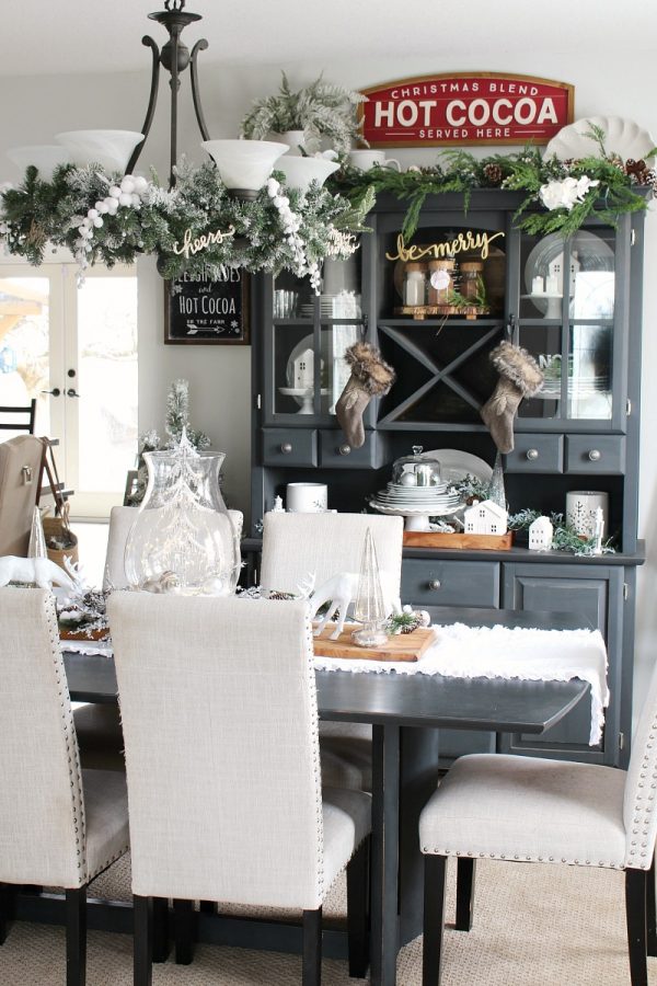 Cozy Family Room Christmas Decor Ideas - Clean and Scentsible