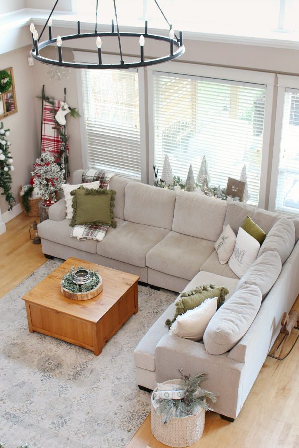 Cozy Family Room Christmas Decor Ideas - Clean and Scentsible