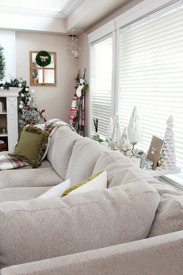 Cozy Family Room Christmas Decor Ideas - Clean and Scentsible